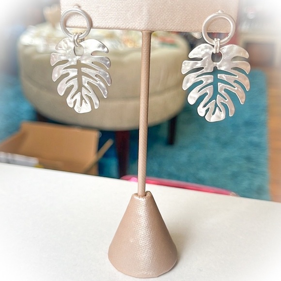 💕Beautiful Silver Tone Plantain Leaf Fashion Earrings💕 - Picture 3 of 5